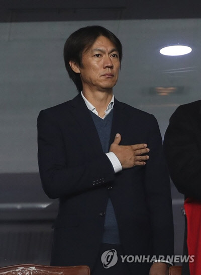 홍명보 대한축구협회 전무가 지난 2017년 11월10일 오후 수원 월드컵경기장에서 열린 축구 국가대표팀 평가전 한국-콜롬비아 경기에 앞서 국민의례를 하고 있다. <연합뉴스>